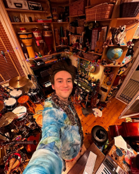 Selfie ze známého Collierova domácího studia, odkud natáčel videa, jenž ho jako teenagera proslavily.