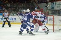 Souboj před brankou Komety.