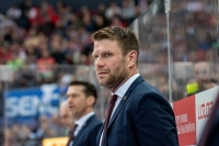 Václav Varaďa na střídačce Třince ve finále extraligy