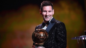 Lionel Messi se Zlatým míčem číslo 7