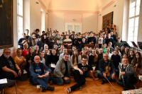 Hromadná fotografie všech zúčastněných mladých muzikantů společně s CM Jury Petrů