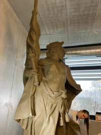 Socha svatého Mořice na chodbě Slovanského gymnázia.