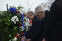 Miloš Zeman se slovenským prezidentem Andrejem Kiskou během pietního aktu na Vítkově