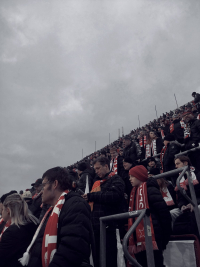 Mušle na Andrově stadionu se zbarvila do červené a bílé barvy.