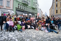 Účastníci historicky první polštářové bitvy