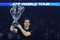Murray s trofejí pro vítěze Turnaje mistrů.