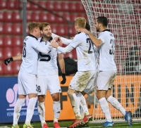 Matěj Pulkrab slaví se spoluhráčí branku na 2:1