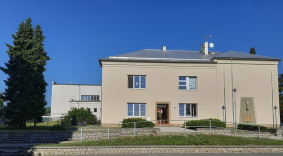 Malotřídní škola v Kožušanech ukazuje, jak blízko si může být komunita, vzdělávání i každodenní starosti.