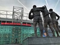Socha před stadionem Old Trafford.