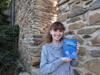 Adéla Rosípalová se svou knihou Zlomky nekonečna