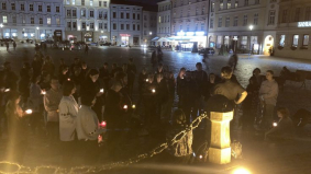 Momentka ze shromáždění u pietního místa na Horním náměstí v Olomouci