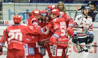 Třinečtí hráči slavící gól v síti soupeře