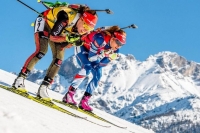 Laura Dahlmeierová a Gabriela Koukalová při závodě s hromadným startem 