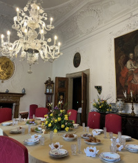 Slavnostní jídelna vyzdobena aranžmá tulipánů