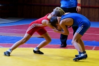 Jakub Zacpal (v červeném) v klinči s Markem Drábkem (v modrém)