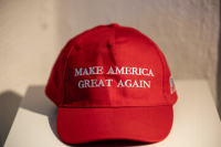 Trumpovo nejznámější heslo MAKE AMERICA GREAT AGAIN
