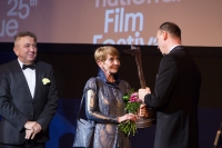 Daniela Kolářová přebírá cenu Kristián na zahájení festivalu v Obecním domě, vlevo prezident festivalu Fero Fenič