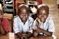 Tříleté děti ve školních lavicích