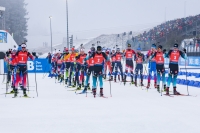 Biatlonisté na startu lednového závodu s hromadným startem v Oberhofu. V tomto středisku, stejně jako ve třech dalších, se letos uskuteční dva závodní víkendy SP. 