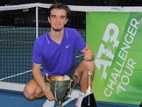 Tomáš Macháč s trofejí z německého Koblenzu.