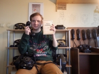 Standa se svým autobiografickým románem a telefonem TESLA typ K