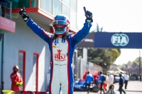 Slavící Roman Staněk. Úspěšný víkend na Imole ho katapultoval do boje o mistrovský titul