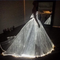 Svítící šaty Claire Danes na Met Gala 2016