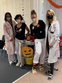 Personál transfuzní stanice v zakrvácených pláštích