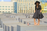 žena předvádějící módní kousek na jednom z kvádrů