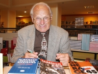 Miroslav Sígl se svými knihami