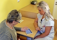 Zdravotní sestra zkouší svou novou aplikaci v praxi