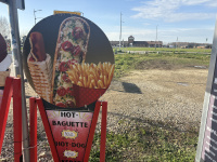 Občerstvení před muzeem Auschwitz - Birkenau