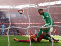 Sadio Mané využil zaváhání Steffena a přidává druhý gól pro Liverpool