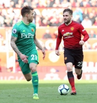 Luke Shaw při útoku (u balónu)