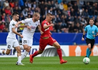 Vlastimil Daníček v obranném souboji s Florianem Dietzem