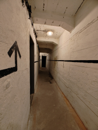 Vstupní chodba krytu na začátku výstavy