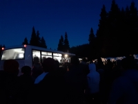 Davy čekají na nástup do autobusu.