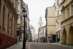 Pohled na těšínskou radnici z ulice Głęboka