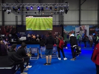 Klání v celosvětově populární hře FIFA se promítalo na plátně