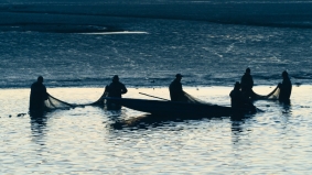Rybáři na prvním ranním zátahu