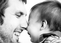 Na dětském hřišti je 20 dětí, které doprovází 19 maminek a 1 tatínek.