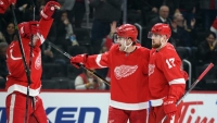 Filip Hronek a Filip Zadina v dresu Red Wings