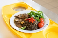 Čočka beluga s quinoou a hlívou ústřičnou – jedno z jídel, která připravují kuchaři FN Olomouc