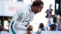 Lewis Hamilton slaví v Japonsku a má blízko k pátému titulu