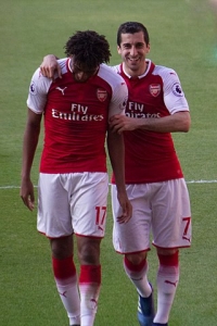 Alex Iwobi (17) a Henrikh Mkhitaryan (7)