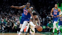 Marcus Smart (v bílém) při jednom ze svých obranných zákroků proti Draymondu Greenovi (v modrém).