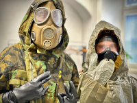 Účastníci programu POKOS si zkoušejí ochranné prostředky určené pro krizové situace