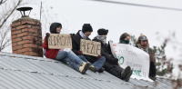Protestující na střeše domu v Bedřišce