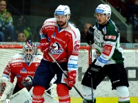 Souboj před brankou Martina Růžičky při zápase Pardubic v Karlových Varech