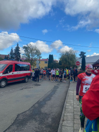 závodníci připravující se na startu